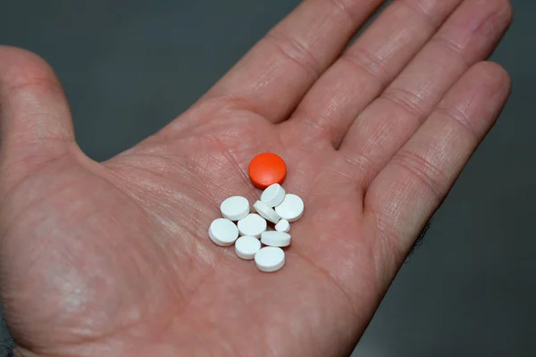 Férfi Kézfogás Tabletták Színes Tabletták Gyógyszerek Vitaminok Ember Kezében Egészségügyi — Stock Fotó