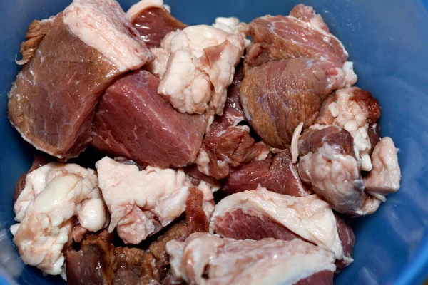 Uma Pilha Carne Fresca Carne Vermelha Picada Pedaços Uma Tigela — Fotografia de Stock