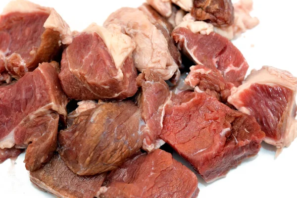 Setumpuk Daging Sapi Merah Segar Cincang Terisolasi Latar Belakang Putih — Stok Foto