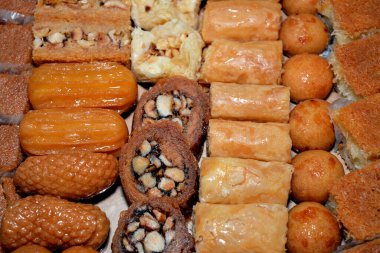 Arap tatlıları mutfağı, ortadoğu, Suriye, Mısır ve Türkiye 'de lezzetli geleneksel Ramazan tatlıları koleksiyonu, basbosa, konafa, baklava, tulumba ve sekerpare fındıklı servis ediliyor.