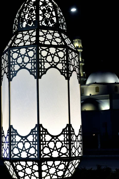 Egy Nagy Iszlám Ramadán Lámpa Készült Acél Üveg Utcán Mint — Stock Fotó