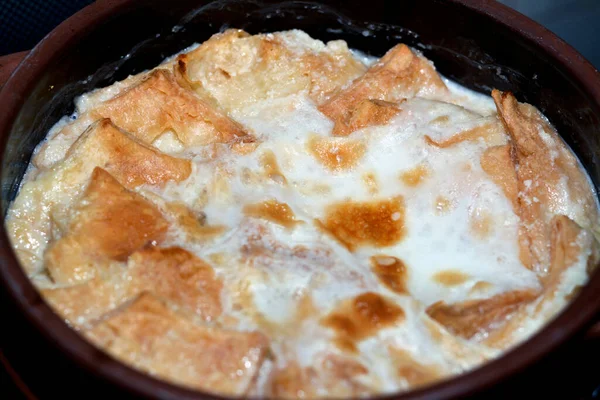 传统的埃及东部阿拉伯甜食叫做Om Ali 埃及面包布丁在一个褐色碗里 用牛奶做的砂锅 埃及面包 坚果埃及甜糕点甜点 — 图库照片