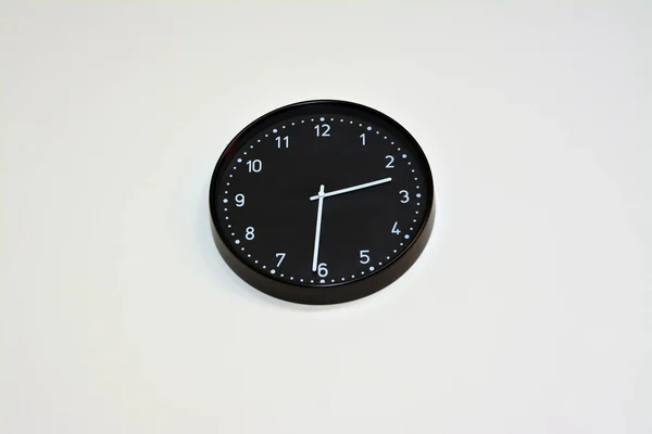 Черные Большие Часы Висящие Стены Фон Концепции Времени Обратный Отсчет — стоковое фото