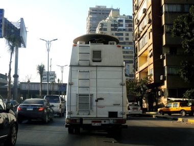 Giza, Mısır, 13 Mart 2022: Dışarıdaki stüdyolar için dış yayın yapan ve yukarıdaki uydu anteniyle doğrudan yapay uydulara bağlı bir yayın aracı.