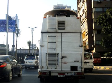 Giza, Mısır, 13 Mart 2022: Dışarıdaki stüdyolar için dış yayın yapan ve yukarıdaki uydu anteniyle doğrudan yapay uydulara bağlı bir yayın aracı.