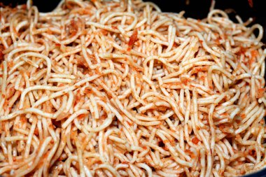 Domates soslu, sarımsaklı, soğanlı, baharatlı, yağlı ve karabiberli leziz, klasik spagetti makarnasından bir tane.
