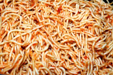 Domates soslu, sarımsaklı, soğanlı, baharatlı, yağlı ve karabiberli leziz, klasik spagetti makarnasından bir tane.