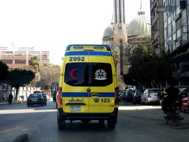 Kahire, Mısır, 5 Mart 2022: Yol kazalarının acil çağrısı, Arapça metin tercümesi (Sağlık Bakanlığı, Mısır ambulans örgütü), seçici odak noktası