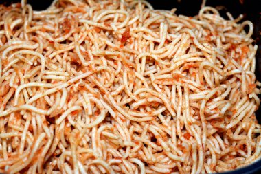 Domates soslu, sarımsaklı, soğanlı, baharatlı, yağlı ve karabiberli leziz, klasik spagetti makarnasından bir tane.