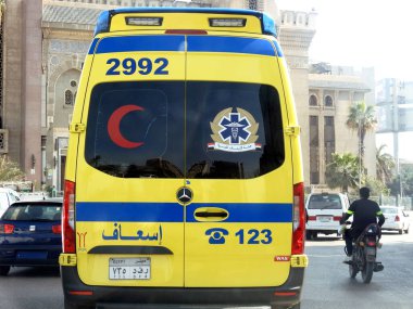 Kahire, Mısır, 5 Mart 2022: Yol kazalarının acil çağrısı, Arapça metin tercümesi (Sağlık Bakanlığı, Mısır ambulans örgütü), seçici odak noktası