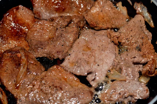 Pedaços Carne Bife Grelhado Com Óleo Fatias Cebola Sal Pimenta — Fotografia de Stock