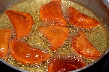 Katayef hamur köfteleri doldurulmuş, fındıkla doldurulmuş, hindistan cevizi parçalanmış, yağda kızartılmış, sonra bal şurubuna batırılmış, Arap tatlısı katlanmış, unlu, seçici bir odaklanma ile Ramazan 'da pişirilmiş krep.