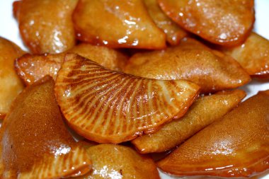 Katayef hamur köfteleri doldurulmuş, fındıkla doldurulmuş, hindistan cevizi parçalanmış, yağda kızartılmış ve bal şurubuyla ıslatılmış, Arapça tatlı katlanmış, unlu, seçici bir odak ile Ramazan 'da pişirilmiş.