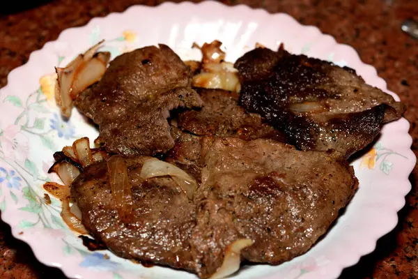Fleischstücke Beefsteak Mit Gegrillt Zwiebelscheiben Salz Und Schwarzer Pfeffer Einem — Stockfoto
