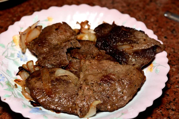 Trozos Carne Res Asada Parrilla Con Aceite Rodajas Cebolla Sal —  Fotos de Stock