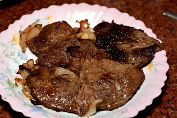 Pedaços Carne Bife Grelhado Com Óleo Fatias Cebola Sal Pimenta — Fotografia de Stock