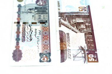 50 LE 50 £banknot serisi 2020 ters yüz Ebu Hurayba Camii, Edfu tapınağı görüntüsü, kanatlı bokböceği ve bir firavun teknesi, Mısır parasının seçici odak noktası