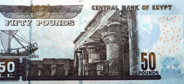 2020 yılı 50 LE 50 Mısırlı banknot serisinin ters tarafının büyük bir bölümünde Edfu tapınağı, kanatlı bokböceği ve Mısır para banknotlarının seçici odak noktası olan bir firavun teknesi görüntüsü yer almaktadır.