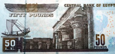 2020 yılı 50 LE 50 Mısırlı banknot serisinin ters tarafının büyük bir bölümünde Edfu tapınağı, kanatlı bokböceği ve Mısır para banknotlarının seçici odak noktası olan bir firavun teknesi görüntüsü yer almaktadır.
