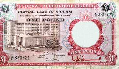 Eski bir Nijerya 11 sterlinin geniş bir parçası. Lagos 'taki eski bir merkez bankası, eski bir Nijerya para banknotunun seçici odağı, antika bir antika.