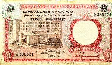 Eski bir Nijerya 11 sterlinin geniş bir parçası. Lagos 'taki eski bir merkez bankası, eski bir Nijerya para banknotunun seçici odağı, antika bir antika.