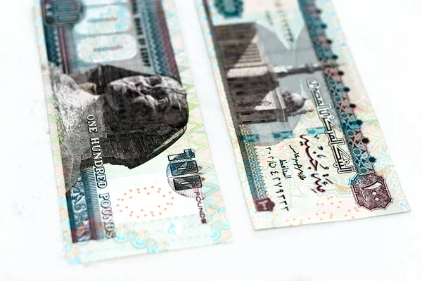 100 100エジプトポンド紙幣の反対側と反対側には スルタン ハサン モスクとギザのスフィンクスが白い背景に孤立し エジプトの紙幣の選択的な焦点を備えています — ストック写真