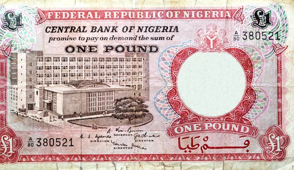 Eski bir Nijerya 11 sterlinin geniş bir parçası. Lagos 'taki eski bir merkez bankası, eski bir Nijerya para banknotunun seçici odağı, antika bir antika.