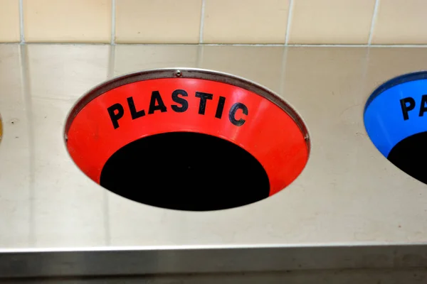 Coleta Resíduos Plástico Uma Cor Vermelha Uma Lixeira Metal Aço — Fotografia de Stock