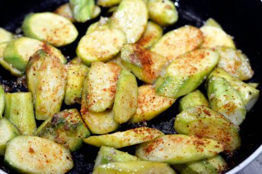 Baharatlı ızgara kabak, kırmızı biber, sarımsak ve yağlı tuz ve kimyon, sağlıklı yemek, sebze ve kilo kaybı konsepti, sağlıklı yemek, lezzetli diyet seçici odaklanma.