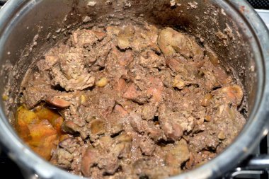 Yağ, beyaz sirke, karabiber, tuz, baharat, kişniş ve sarımsak ile dilimlenmiş ızgara tavuk ciğeri.