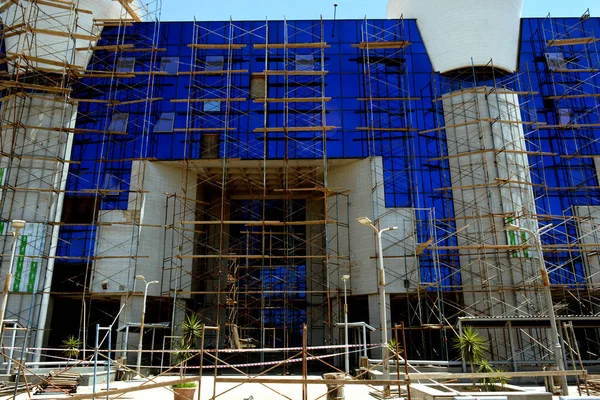 2021年7月1日 埃及开罗 蓝色建筑的翻新和金属熔覆及玻璃合金的安装 — 图库照片