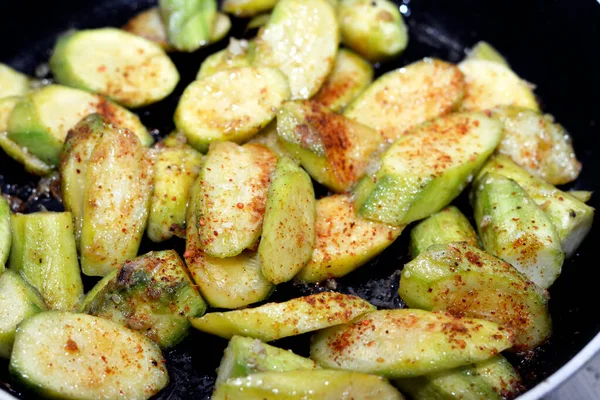 Baharatlı ızgara kabak, kırmızı biber, sarımsak ve yağlı tuz ve kimyon, sağlıklı yemek, sebze ve kilo kaybı konsepti, sağlıklı yemek, lezzetli diyet seçici odaklanma.