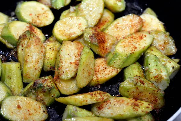 Baharatlı ızgara kabak, kırmızı biber, sarımsak ve yağlı tuz ve kimyon, sağlıklı yemek, sebze ve kilo kaybı konsepti, sağlıklı yemek, lezzetli diyet seçici odaklanma.