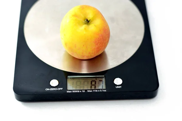 Pesando Uma Fruta Apple Uma Balança Cozinha Digital Gramas Isolados — Fotografia de Stock