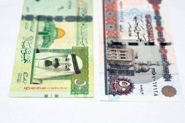 Eski Suudi Arabistan 'ın 50 riyal banknotunun 50 LE 50 Mısırlı banknotunun beyaz arka planda izole edilmiş, Mısır ve Suudi para bozdurma oranının seçici odak noktası