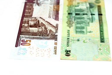 Eski Suudi Arabistan 'ın ters tarafları 50 lira banknot 50 LE elli Mısır banknotu beyaz arka planda izole edilmiş, seçici odak Mısır ve Suudi para döviz kuru