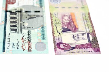 Suudi Arabistan 'ın ters tarafları 5 riyal banknotu ve 5 LE 5 Mısır sterlini Mısır ve Suudi para bozdurma oranının seçici odak noktası beyaz arka planda izole edilmiş.