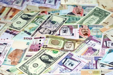 Suudi Arabistan riyalleri Amerikan dolarlarıyla para banknotları para banknotları, Suudi Arabistan para riyalleri seçici odak noktası, Amerika Birleşik Devletleri dolar döviz kuru, ekonomi kavramı
