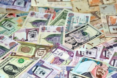 Amerikan doları ve Mısır sterlinleri Suudi Arabistan riyalleri ile para banknotları, Suudi Arabistan seçici odak noktası para riyalleri, ABD doları ve Mısır para döviz kuru