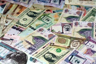 Amerikan doları ve Mısır sterlinleri Suudi Arabistan riyalleri ile para banknotları, Suudi Arabistan seçici odak noktası para riyalleri, ABD doları ve Mısır para döviz kuru