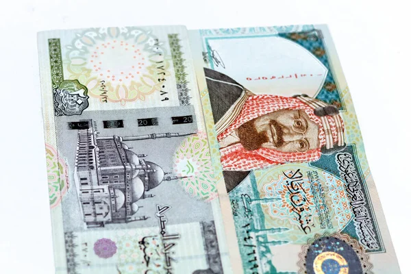 サウジアラビアの反対側20 20リヤル紙幣20 Le白い背景に隔離された20エジプトポンド法案 エジプトとサウジアラビアの通貨為替レートの選択的焦点 — ストック写真