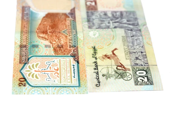 サウジアラビアの裏側20 20リヤル紙幣20 Le白い背景に隔離された20エジプトポンド札 エジプトとサウジアラビアの通貨為替レートの選択的焦点 — ストック写真