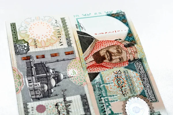 Vorderseiten Saudi Arabiens Rial Banknote Mit Ägyptischen Pfund Schein Isoliert — Stockfoto