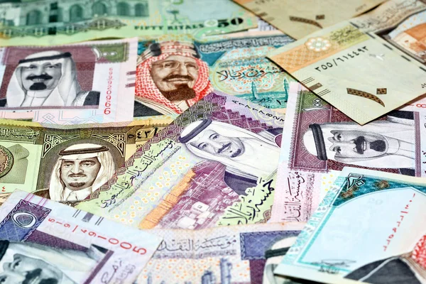大量沙特阿拉伯里亚尔钞票的背景 不同时期不同价值的钞票 一系列沙特阿拉伯里亚尔的选择性焦点 沙特阿拉伯王国经济概念 — 图库照片