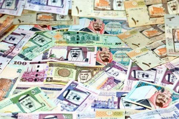 Hintergrund Eines Stapels Saudischer Rial Banknoten Geldscheine Mit Unterschiedlichen Werten — Stockfoto