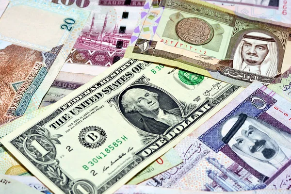 Suudi Arabistan riyalleri Amerikan dolarlarıyla para banknotları para banknotları, Suudi Arabistan para riyalleri seçici odak noktası, Amerika Birleşik Devletleri dolar döviz kuru, ekonomi kavramı