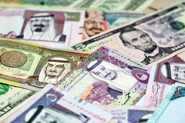 沙特阿拉伯里亚尔与美元钞票的货币汇率 沙特阿拉伯里亚尔的选择性焦点 美利坚合众国美元汇率 经济概念 — 图库照片