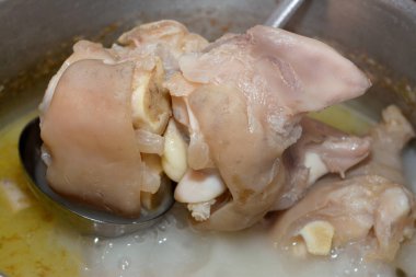 Kolajen ve jelatin dolu, soğanlı pişirilmiş inek ayağı, kemiksiz inek paçaları ve çorbası ile pişirilen Arap kawareh çorbasının seçici odak noktası.