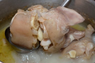 Kolajen ve jelatin dolu, soğanlı pişirilmiş inek ayağı, kemiksiz inek paçaları ve çorbası ile pişirilen Arap kawareh çorbasının seçici odak noktası.