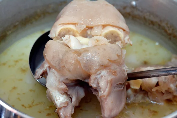 Kolajen ve jelatin dolu, soğanlı pişirilmiş inek ayağı, kemiksiz inek paçaları ve çorbası ile pişirilen Arap kawareh çorbasının seçici odak noktası.